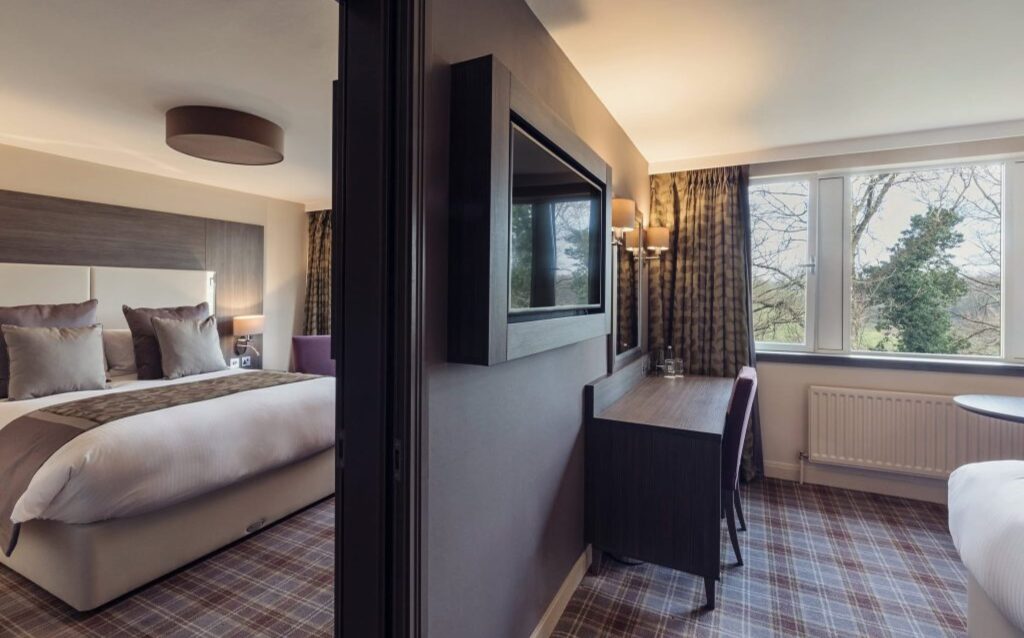 Adjoining contempo rooms